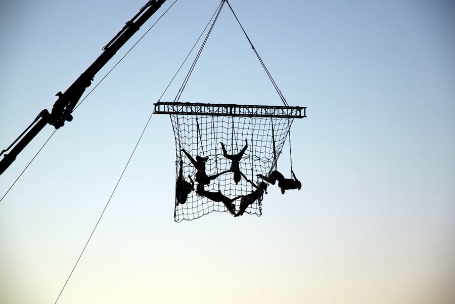 Featured image for “Danza aerea sul porto di Brindisi”