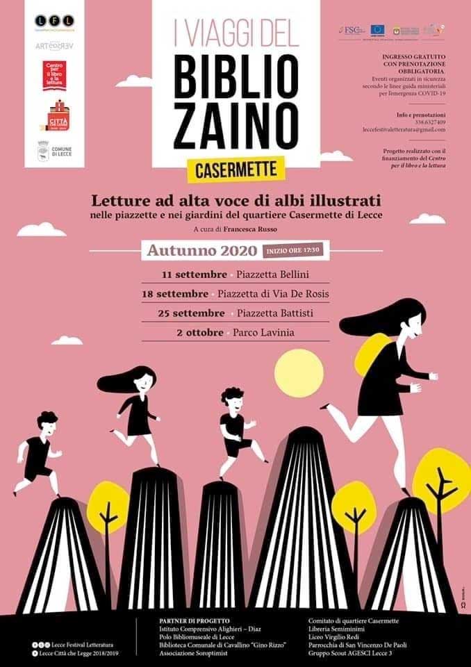 bambine saltano con zainetti in spalla
