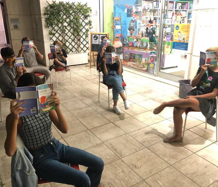 ragazzi leggono insieme