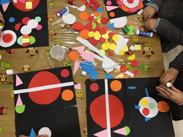 bambini realizzano disegni
