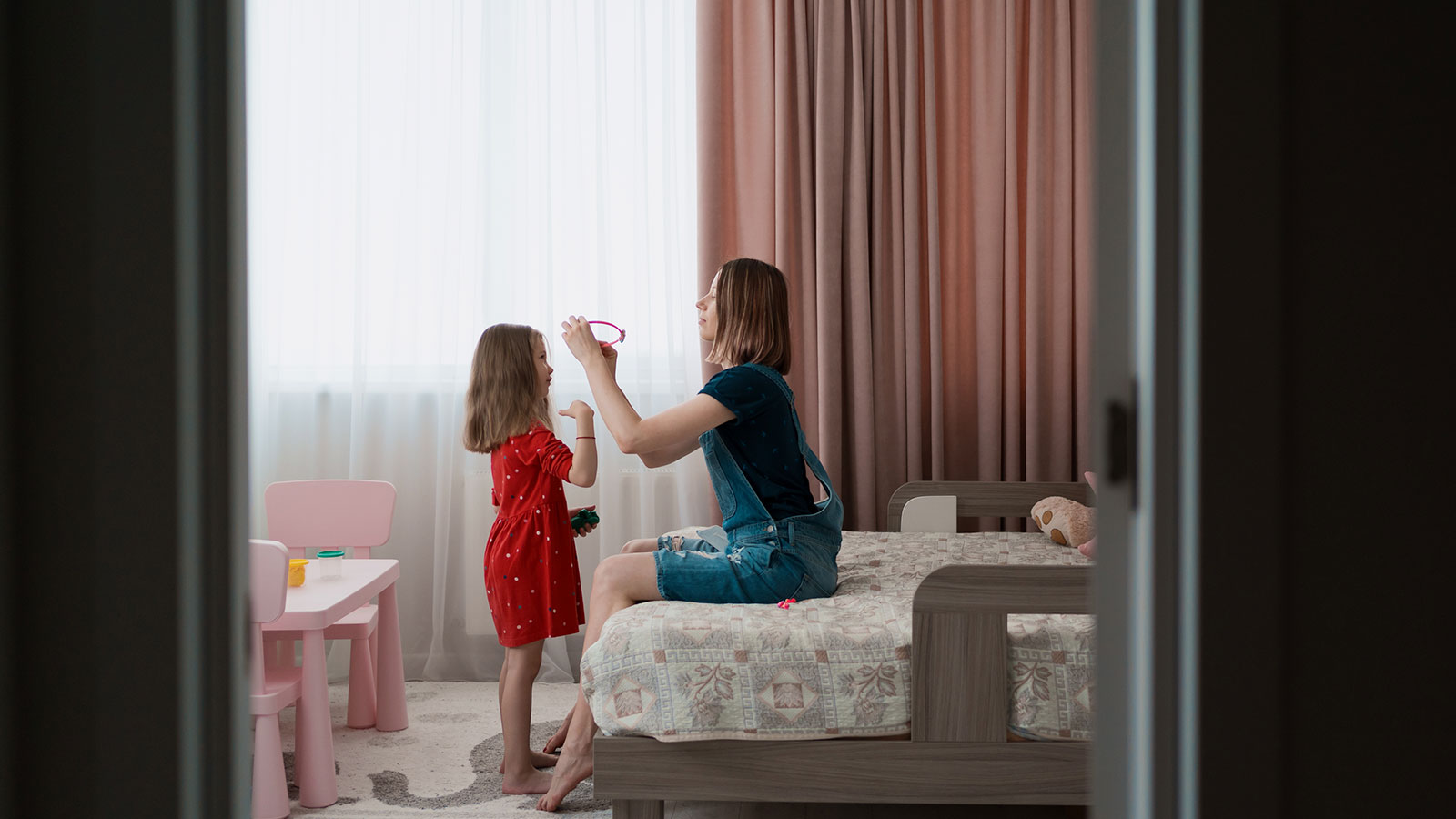 zia e bambina giocano in casa