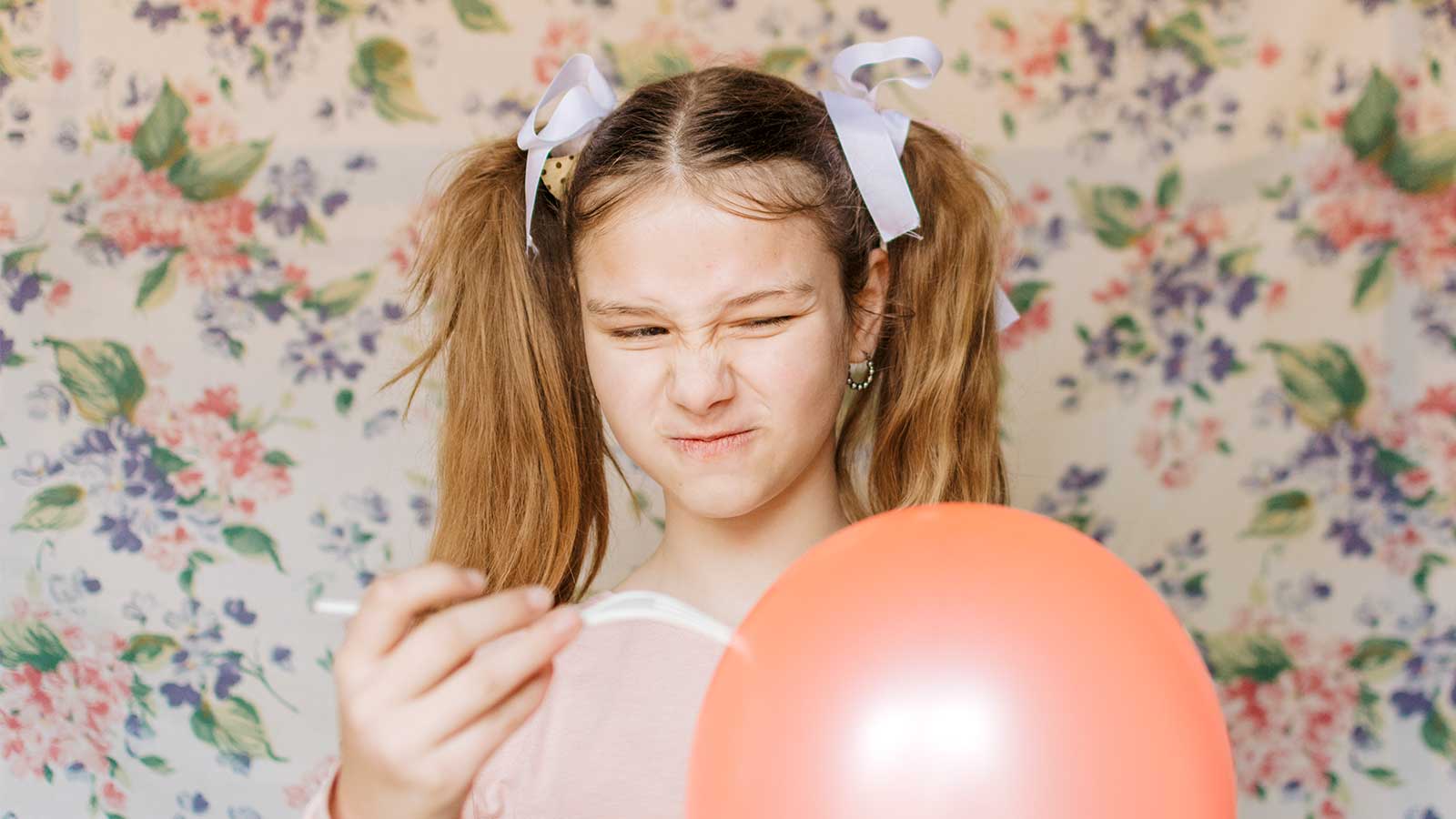 bambina annoiata scoppia il palloncino