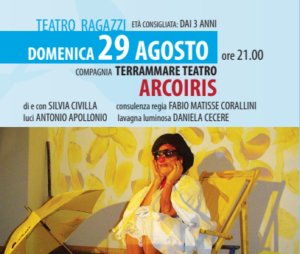 attore in scena con ombrello giallo e sedia