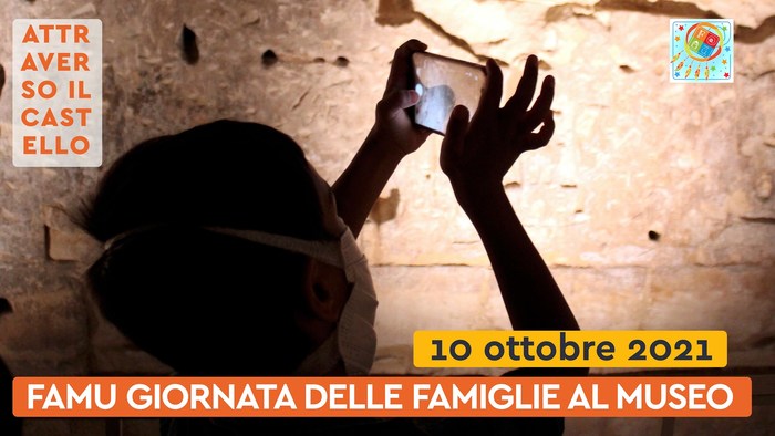 bambino scatta foto al castello