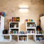 scaffali pieni di libri presso la la biblioteca ognibene